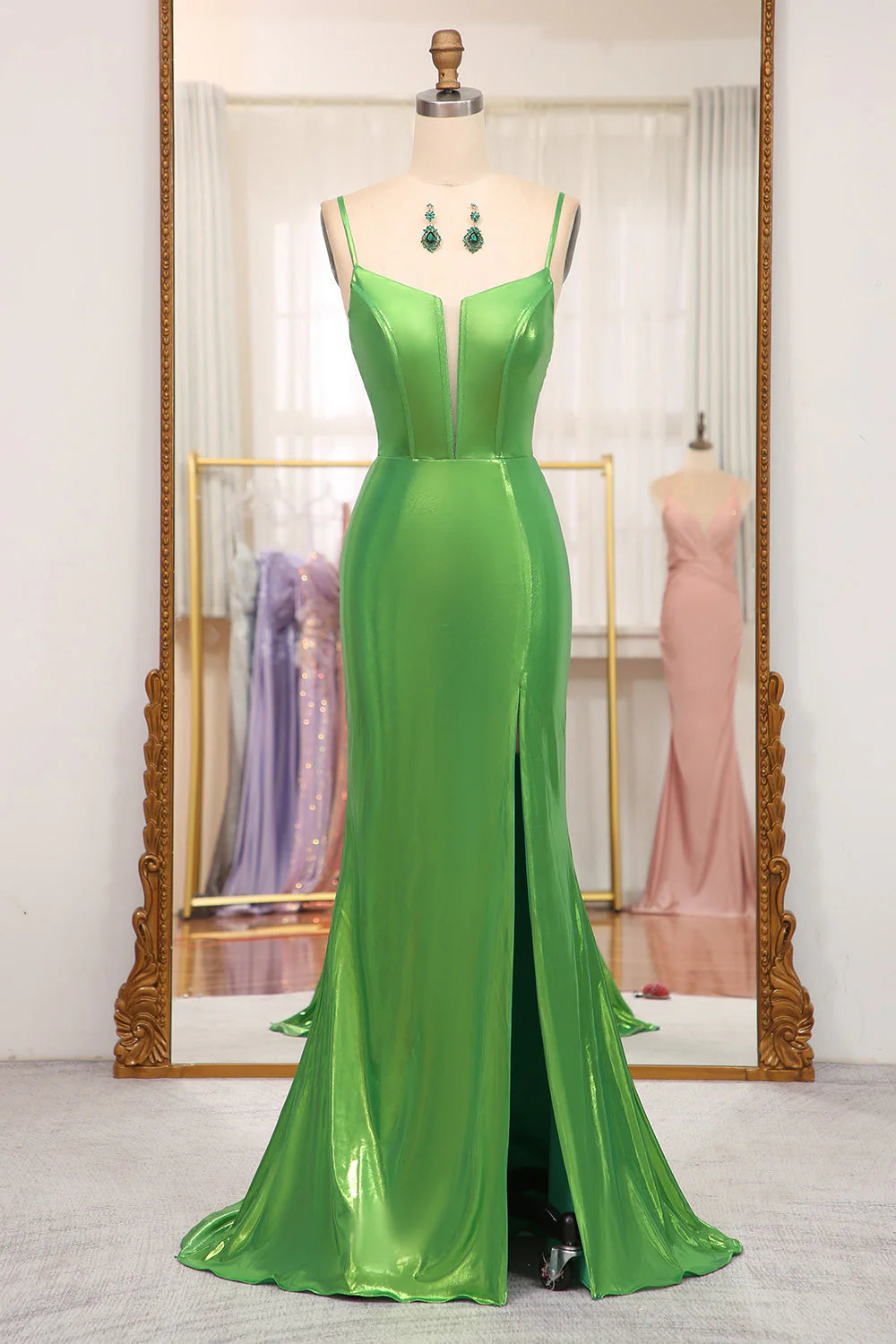 Vestido de fiesta largo verde brillante con escote tipo sirena, tirantes finos y corsé, con abertura